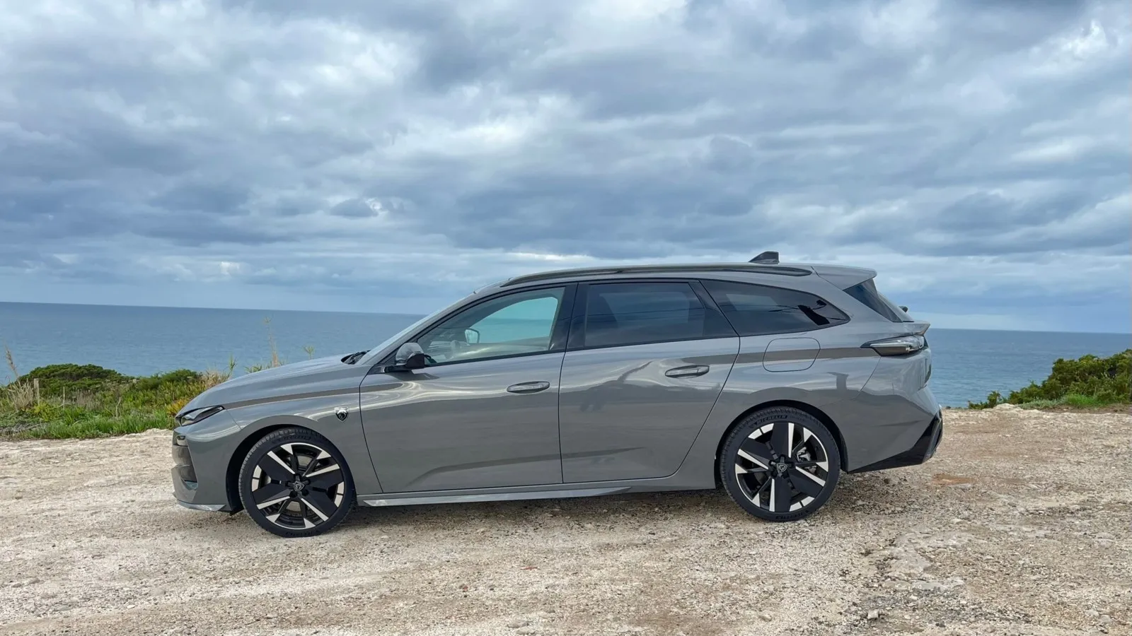Das schlanke Profil des Peugeot 308 SW verbindet elegantes Design mit praktischem Nutzen.